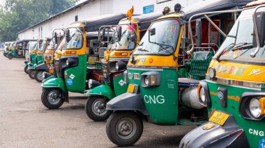 Vijayawada, INDIA -31 Ekim 2022: Birçok CNG tabanlı çekçek taksi durağında, Paylaşım otomobili Hindistan 'ın kırsal kesiminde yaygın ve ekonomik bir banliyö..