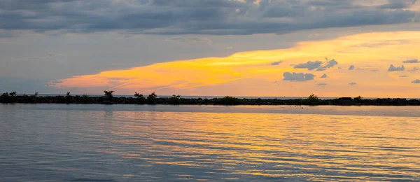Panoramiczny Widok Krajobraz Jeziora Huron Podczas Zachodu Słońca — Zdjęcie stockowe