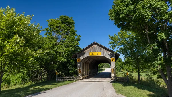 歴史的なケイン道路屋根付きの橋アシュタビューラ郡オハイオ州 — ストック写真