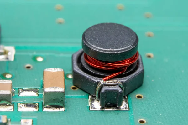 Närbild Utanpåliggande Power Inductor Grönt Kretskort — Stockfoto