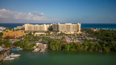 Cancun, Meksika - 23 Şubat 2023: Cancun 'daki Hotel Zone havacılık manzarası, Latin Amerika' nın önde gelen turizm merkezlerinden biridir..
