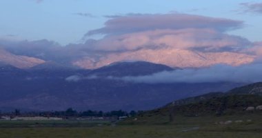 Güney Kaliforniya 'daki San Jacinto Dağı' nın üzerindeki bulut manzarası.. 