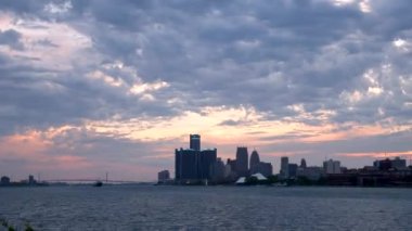 Detroit şehir merkezi, Michigan 'ın 2020 nüfus sayımına göre nüfusu 639,111 olan en büyük şehridir. Şehrin üzerindeki dramatik bulutların hızlandırılmış videosu.