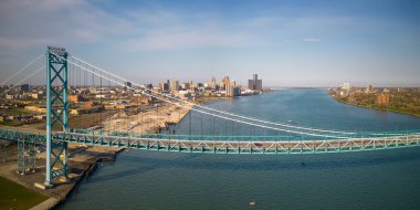 Detroit, Michigan ABD - 15 Nisan 2023: Büyükelçi Köprüsü Kuzey Amerika 'daki en büyük uluslararası asma köprü olmaya devam ediyor.
