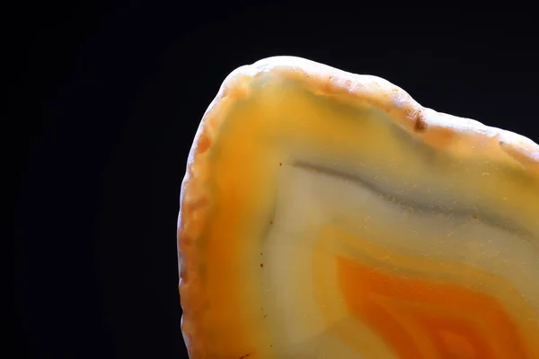 Siyah Arkaplanda Agate Kristal Diliminin Görüntüsünü Kapat — Stok fotoğraf