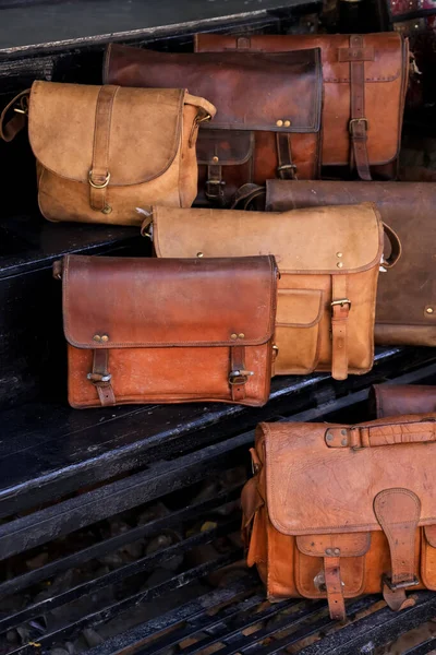 Satılık Geleneksel Deri Çantaların Yakın Görüntüsü — Stok fotoğraf