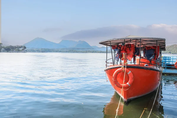 印度拉贾斯坦邦Udaipur Pichola湖岸的红色旅游船 — 图库照片