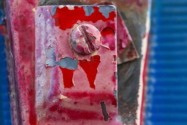 Yıpranmış Metal Bir Yüzey Üzerindeki Çivinin Yakın Görüntüsü Boyası Soyulmuş — Stok fotoğraf