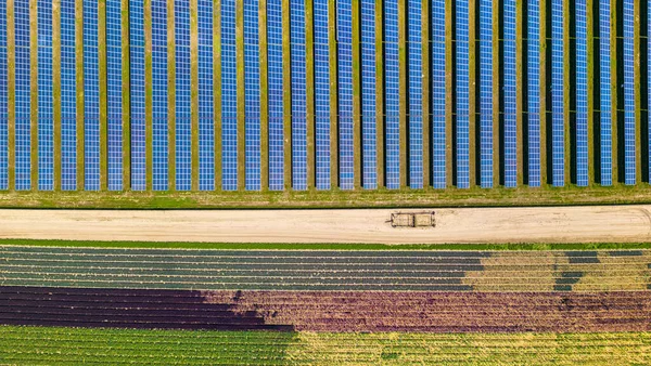 南カリフォルニアの農地や太陽光パネルのフィールドを通過国の道路とフィールドの空中ビュー — ストック写真