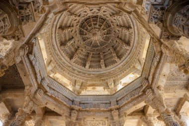 Ranakpur, Rajasthan, Hindistan - 16 Ekim 2022: Ranakpur, Rajasthan, Hindistan 'da tarihi Jain tapınağı tavan mimarisi. 1496 'da inşa edilmiş..