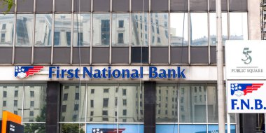 Cleveland, Ohio, ABD - 24 Temmuz 2022: Cleveland, Ohio 'daki binanın First National Bank logosu. 2022 itibariyle, FNB 'nin Pittsburg' da bulunan toplam varlıkları 44 milyar dolar civarında..