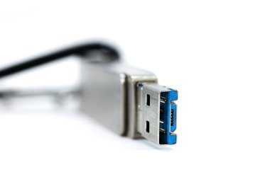 Beyaz arkaplanda metal USB flash diskin görüntüsünü kapat.