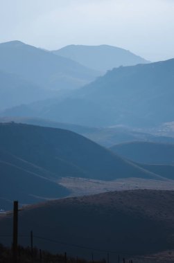 Misty Rolling Hills ve Mount. Gorman, California 'dan Pinos..