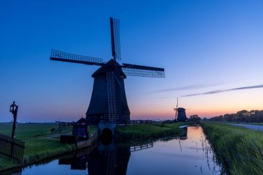 Hollanda 'nın Schermerhorn kenti yakınlarındaki Ondermolen D yel değirmeni Alacakaranlık sırasında.