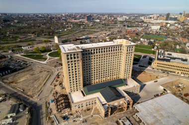 Detroit, MI USA - 30 Mayıs 2022: Tarihi Michigan merkez tren istasyonunun havadan görüntüsü 1988 yılında kapatıldı ve şimdi yenileme çalışmaları 2023 yılında yeniden açıldı.