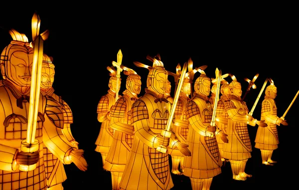 フロリダ州オーランド 2022年12月26日 オーランド動物園での中国のランタンフェスティバルで夜の兵馬俑人形の装飾 — ストック写真