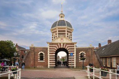 LEIDEN, NETHERLANDS - 12 Mayıs 2023: Morspoort, Hollanda 'nın Leiden kentinin batı kapısı, 1669 yılında Mannerist tarzda inşa edilmiştir..