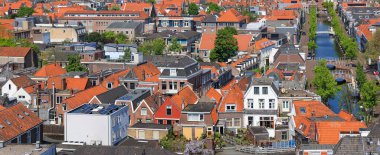 Delft, Hollanda - 12 Mayıs 2023: Hollanda 'nın Delft kentindeki tipik renkli Hollanda tarzı evlerin havadan görünüşü.