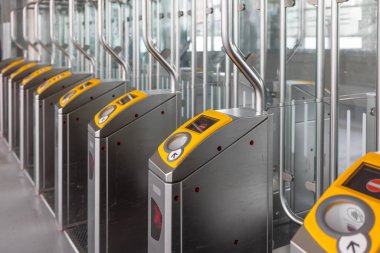 Hollanda, Delft İstasyonu 'nda elektronik kart okuyucuları olan modern tren istasyonu girişleri..