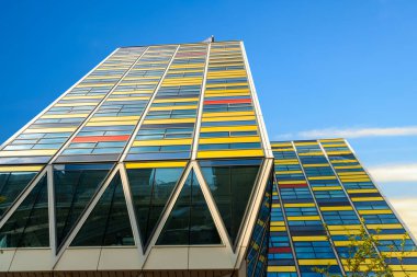 Leiden, Hollanda 'da renkli, yüksek binalar inşa eden dış görünüş.