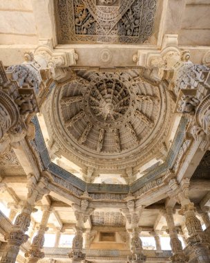 Ranakpur, Rajasthan, Hindistan 'daki tarihi Jain tapınağının karmaşık mimari ayrıntıları ve heykelleri. Tapınak 1496 'da inşa edildi..