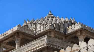 Ranakpur, Rajasthan, Hindistan 'daki tarihi Jain tapınağının karmaşık dış mimarisi. 1496 'da inşa edilmiş..