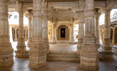 Ranakpur, Rajasthan, Hindistan 'daki tarihi Jain tapınağının karmaşık mimarisi. 1496 'da inşa edilmiş..