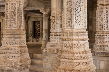 Ranakpur, Rajasthan, Hindistan 'daki tarihi Jain tapınağının karmaşık mimarisi. 1496 'da inşa edilmiş..