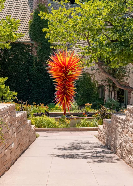 丹佛植物园花圃中陈列的雕塑家玻璃纤维艺术 — 图库照片