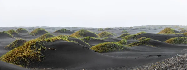 Vue Panoramique Petits Monticules Sable Noir Sur Plage Vestrahorn Islande — Photo