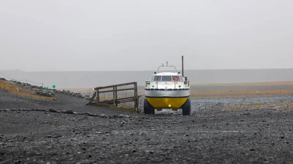 冰岛农村拖车上的黄色渔船 — 图库照片