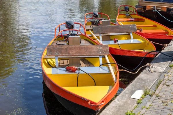 Μικρά Πολύχρωμα Μηχανοκίνητα Σκάφη Στα Κανάλια Του Διάσημου Χωριού Giethoorn — Φωτογραφία Αρχείου