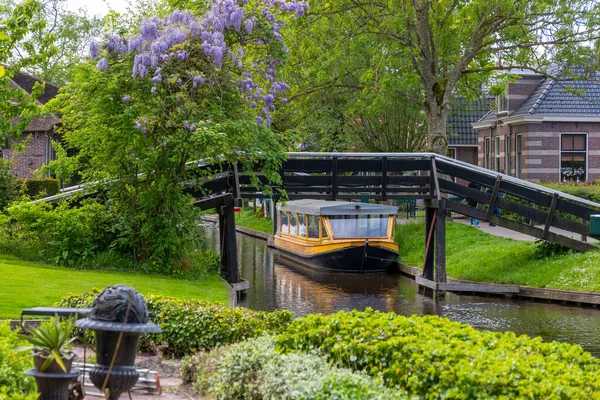 Традиційний Жовтий Туристичний Човен Відомому Селі Ґетогорн Нідерландах Немає Доріг — стокове фото