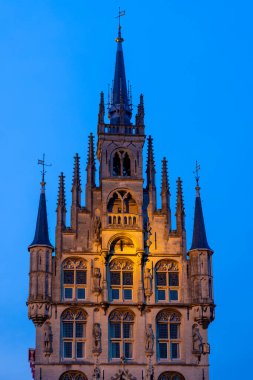Stadhuis van Gouda 'nın manzarası Hollanda' daki eski Gouda Belediye Sarayı 'nda gece vakti çekilmiştir..