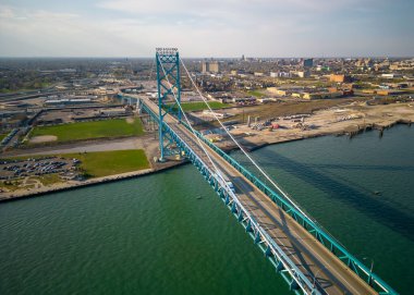 Detroit, Michigan ABD - 15 Nisan 2023: Büyükelçi Köprüsü Kuzey Amerika 'daki en büyük uluslararası asma köprü olmaya devam ediyor.