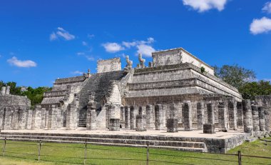 ChichenItza, Meksika - 25 Şubat 2023: UNESCO dünya mirası alanı Chichen-Itza kalıntıları Meksika 'nın Yucatan yarımadasında yer almaktadır..