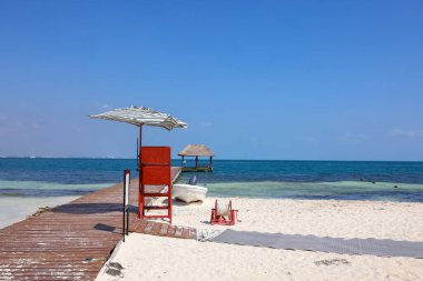 Meksika 'daki Cancun sahilindeki cankurtaran istasyonu.