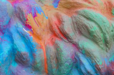 Arka plan kullanımı için renkli boyanmış ve yıpranmış beton duvar. seçici odak.