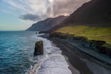İzlanda 'daki dramatik gökyüzü manzaralı Leekjavik manzarası
