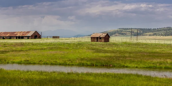 Vista Panorámica Antiguos Graneros Abandonados Medio Del Paisaje Praderas Colorado — Foto de Stock