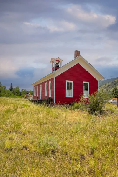 Stary Czerwony Dom Szkolny Maysville Kolorado Otoczony Trawą Dramatycznym Niebem — Zdjęcie stockowe