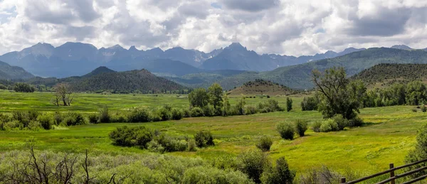 Colorado 'da kıtasal bölünme yakınlarındaki manzaralı vadi manzarası ve arka planda Sanjuan dağları.