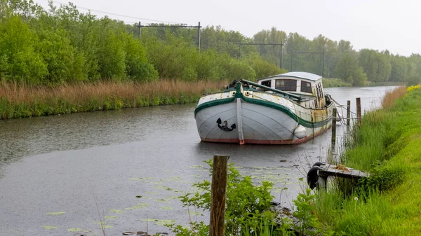 荷兰利塞附近的运河里有一条古老的传统渔船 在雨中湿透了 — 图库照片
