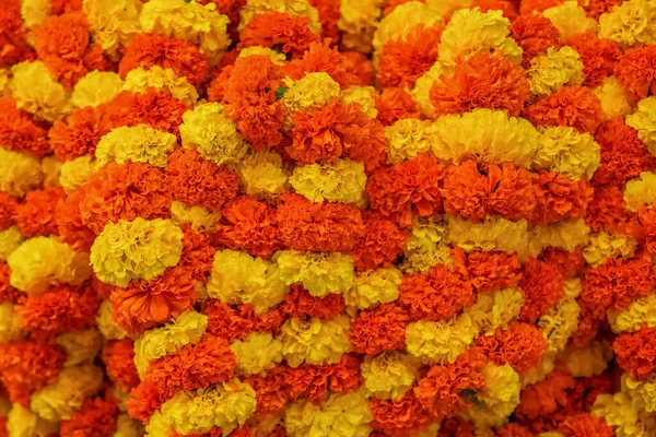 Vue Rapprochée Des Guirlandes Faites Fleurs Chrysanthèmes Jaunes Orange — Photo
