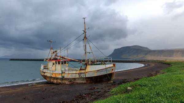 Старая Заброшенная Рыбацкая Лодка Побережье Исландии Пасмурный День — стоковое фото