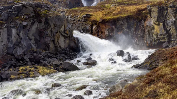 Typischer Unbenannter Wasserfall Der Isländischen Landschaft — Stockfoto