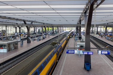 Rotterdam, Hollanda, 13 Mayıs 2023, Rotterdam Centraal İstasyonu, her gün, otobüs, tramvay, metro trenini kullanmak için Merkez İstasyonu 'ndan yaklaşık 110 bin yolcu geçiyor..
