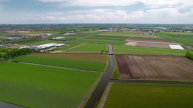 Hollanda kırsalında hava manzarası yeşil alanlar ve kanallar yemyeşil. 