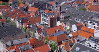 Delft, Hollanda - 12 Mayıs 2023: Hollanda 'nın Delft kentindeki tipik renkli Hollanda tarzı evlerin havadan görünüşü.