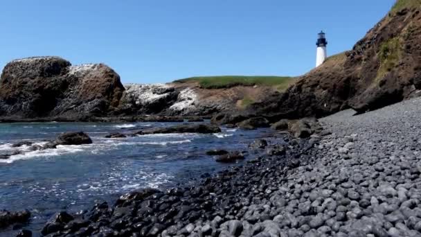 Pasifik Kıyılarındaki Yaquina Baş Feneri Nin Panoramik Manzarası Cobble Sahili — Stok video